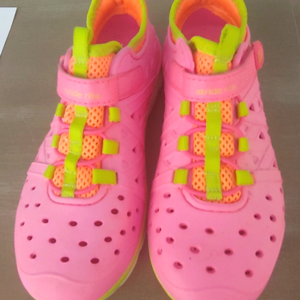 Stride Rite girls size 1 water shoes